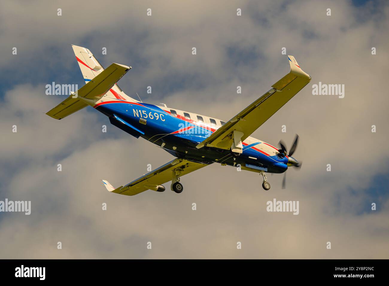 A Daher TBM-900 bei finalem Anflug auf Start- und Landebahn 15, Birmingham International Airport (BHX), Birmingham, England Stockfoto