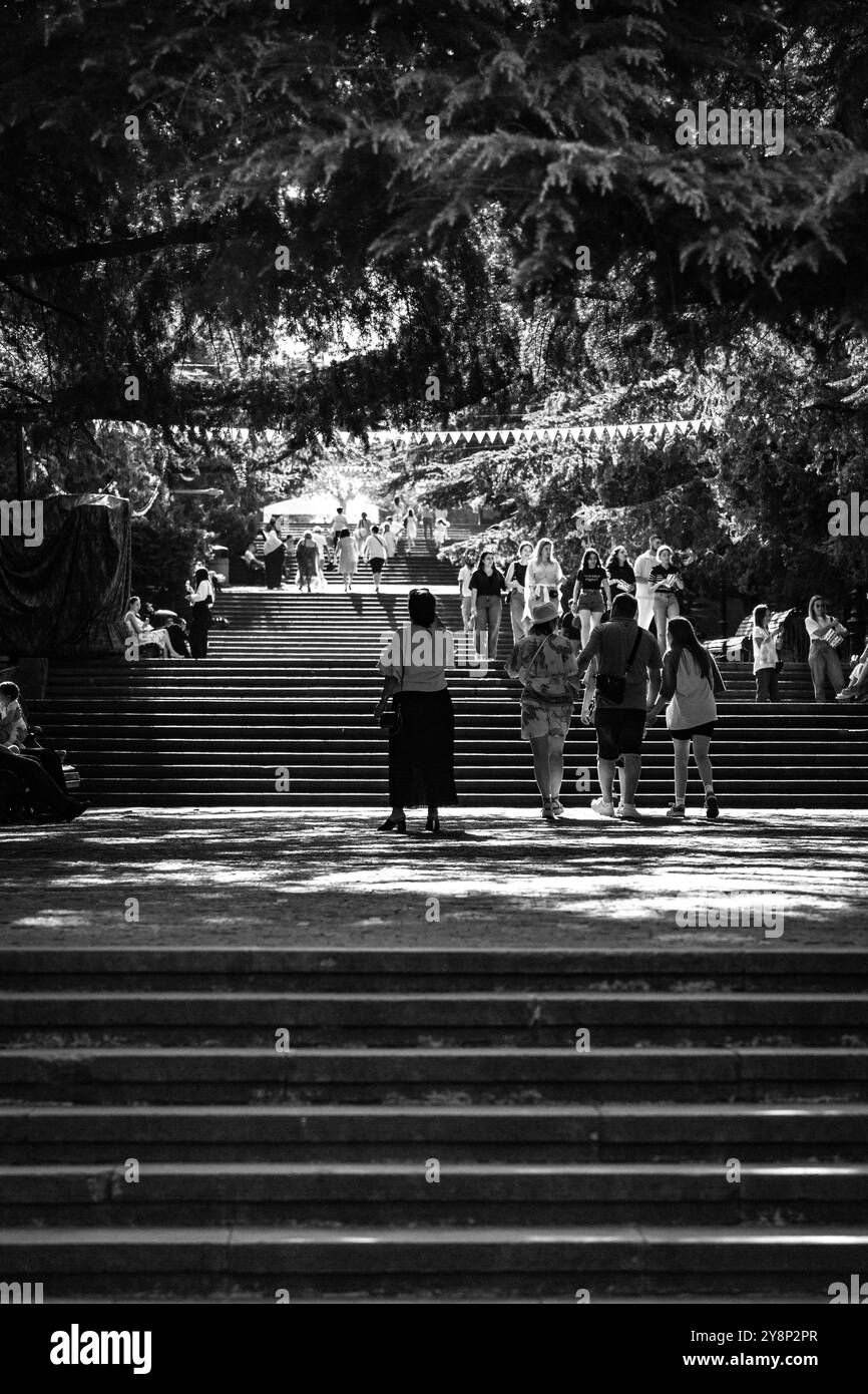 Tiflis, Georgien - 17. August 2024: Der Mtatsminda Park ist ein landschaftlich gestalteter Park auf der Spitze des Berges Mtatsminda mit Blick auf die georgische Hauptstadt Tiflis. Stockfoto