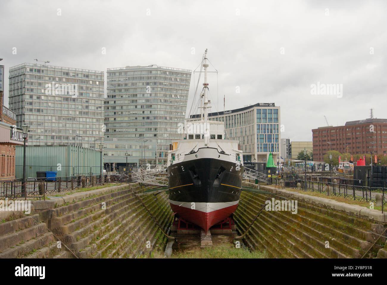 Ein alter Museumsschleppnetzfischer in einem Trockendock in Liverpool, Großbritannien Stockfoto