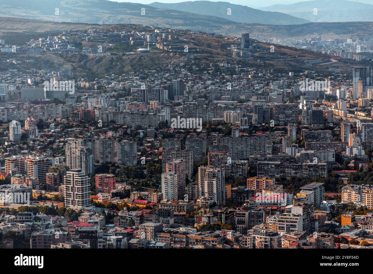 Tiflis, Georgien - 17. August 2024: Panoramablick auf die Stadt Tiflis, die Hauptstadt Georgiens. Stockfoto