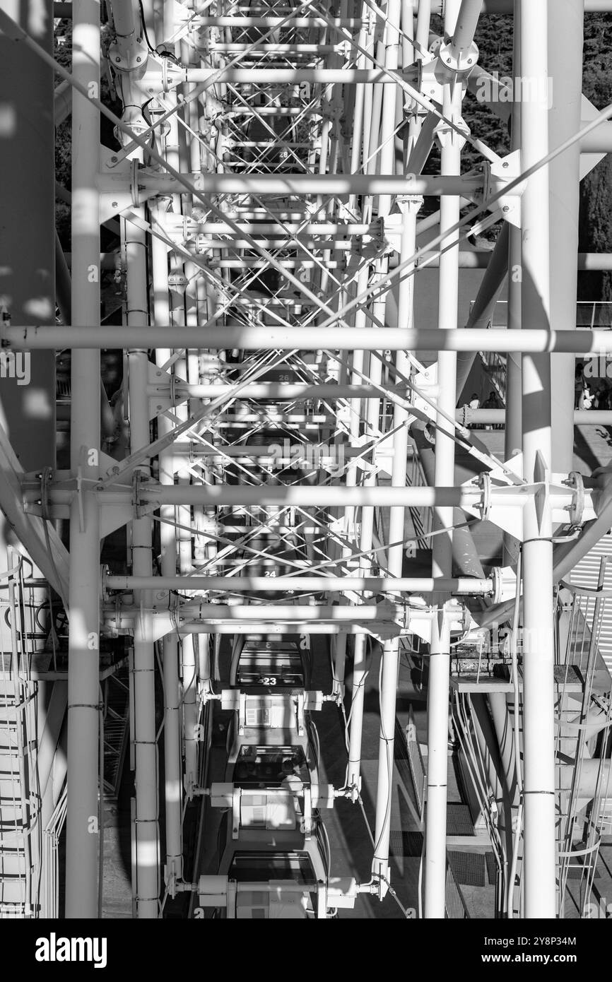 Tiflis, Georgien - 17. August 2024: Der Mtatsminda Park ist ein landschaftlich gestalteter Park auf der Spitze des Berges Mtatsminda mit Blick auf die georgische Hauptstadt Tiflis. Stockfoto