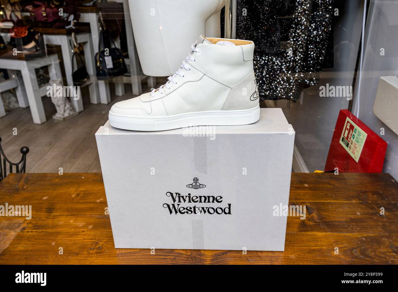 Vivienne Westwood Apollo Hi Top Sportschuhe aus zweiter Hand zum Verkauf in einem Wohltätigkeitsgeschäft in Glasgow, Schottland, Großbritannien, Europa Stockfoto