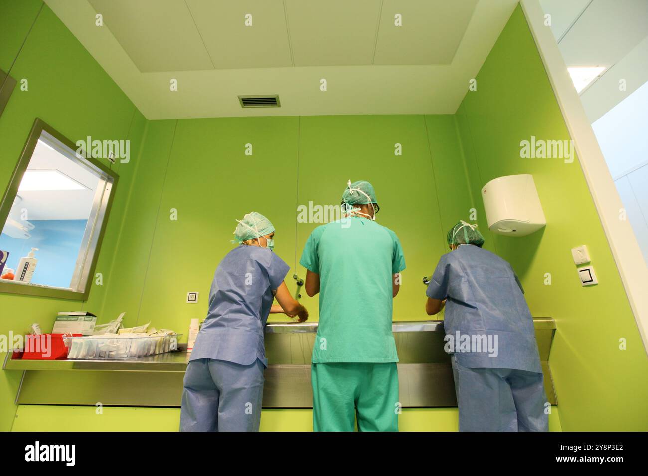 Chirurgisches Scrub, Allgemeine Notfallchirurgie, Operationssaal, Donostia Hospital, San Sebastian, Donostia, Gipuzkoa, Baskenland, Spanien. Stockfoto