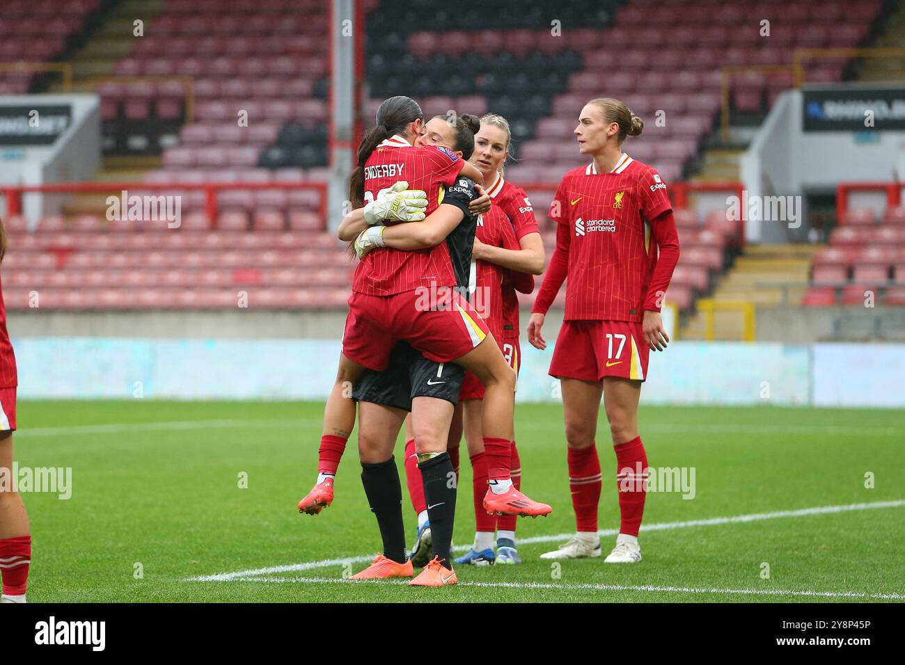 Brisbane Road, London, Großbritannien. Oktober 2024. Die Damen Super League Football, Tottenham Hotspur gegen Liverpool; Mia Enderby und Torhüterin Rachael Laws aus Liverpool feiern nach dem Spiel. Beschreibung: Action Plus Sports/Alamy Live News Stockfoto