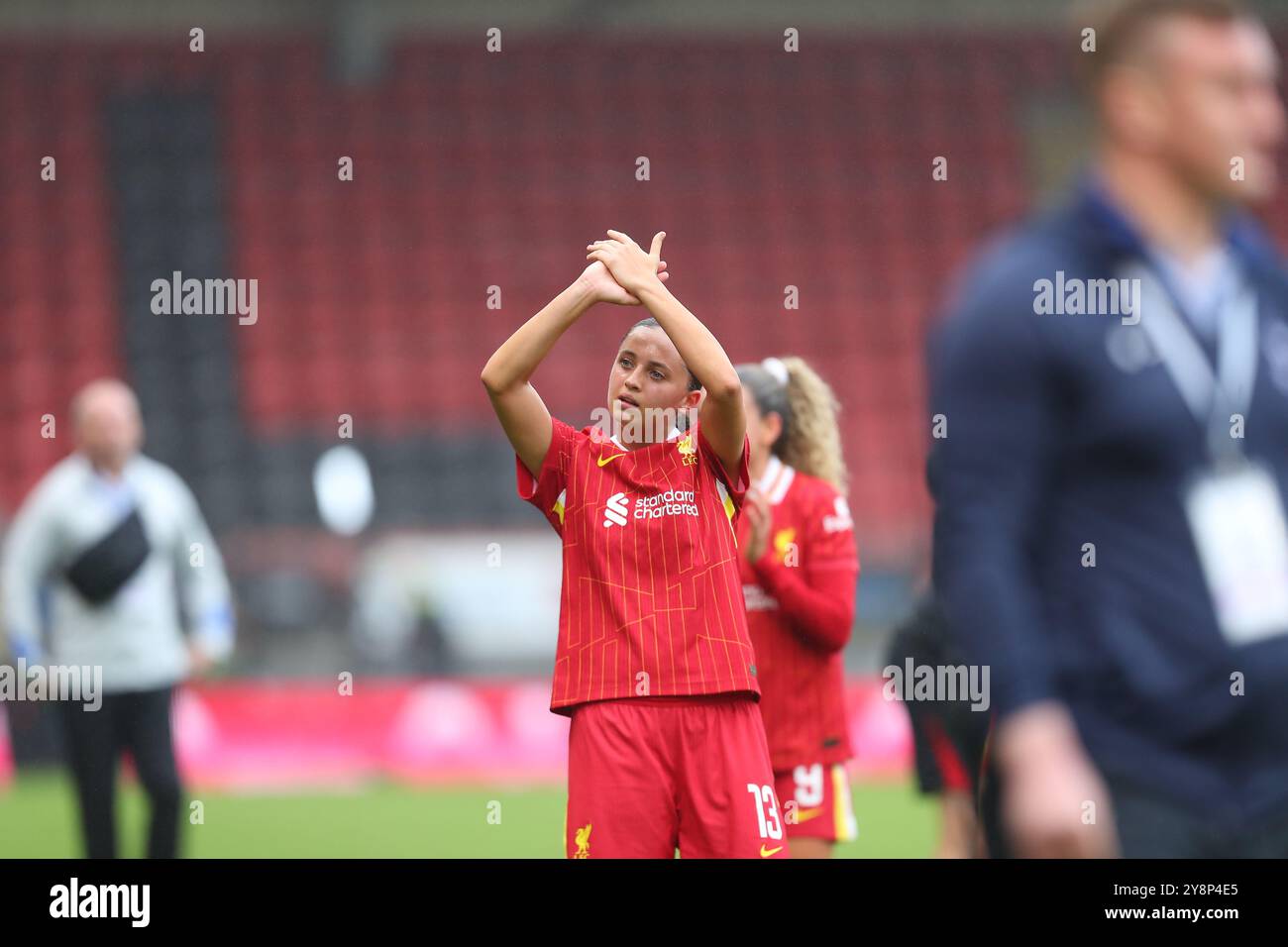 Brisbane Road, London, Großbritannien. Oktober 2024. Die Damen Super League Football, Tottenham Hotspur gegen Liverpool; Mia Enderby aus Liverpool dankt den Fans nach dem Spiel. Beschreibung: Action Plus Sports/Alamy Live News Stockfoto