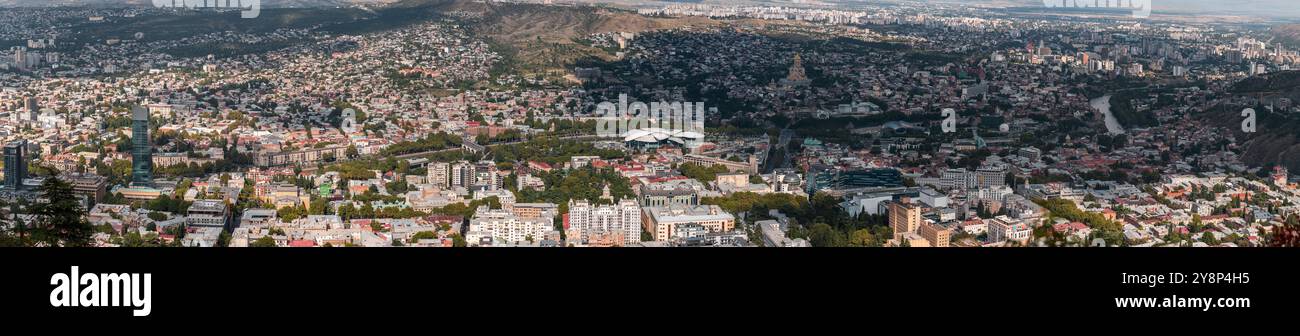 Tiflis, Georgien - 17. August 2024: Panoramablick auf die Stadt Tiflis, die Hauptstadt Georgiens. Stockfoto