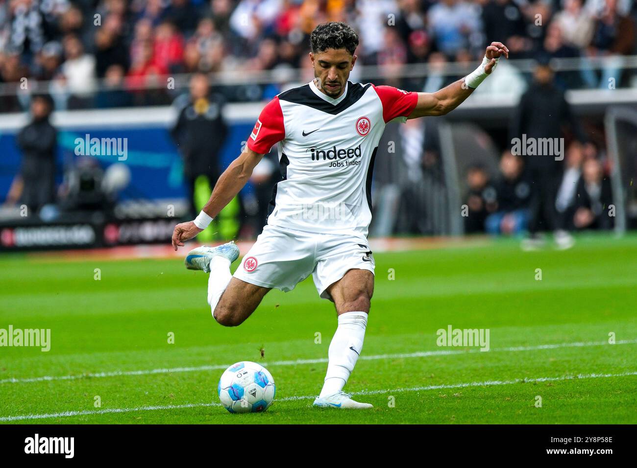 Omar Marmoush (Eintracht Frankfurt, #07) schießt das Tor zum 1:1, GER, Eintracht Frankfurt vs. FC Bayern München, Fussball, 1. Bundesliga, 6. Spieltag, Spielzeit 2024/2025, 06.10.2024. DFL-VORSCHRIFTEN VERBIETEN DIE VERWENDUNG VON FOTOS ALS BILDSEQUENZEN UND/ODER QUASI-VIDEO. Foto: Eibner-Pressefoto/Florian Wiegand Stockfoto