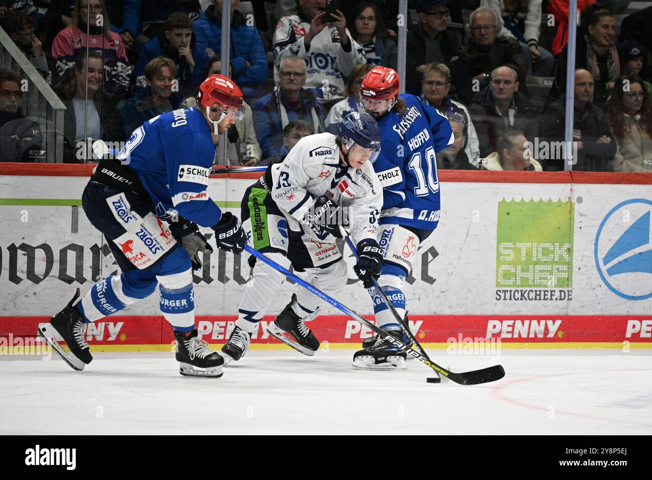 Sebastian Uvira (Schwenninger Wild Wings #93) Danjo Leonhardt (Straubing Tigers #53) Mirko Hoefflin (Schwenninger Wild Wings #10) Schwenninger Wild Wings gegen Straubing Tigers, Eishockey, DEL, Spieltag 7, Saison 2024/2025, 06.10.2024 Foto: Eibner-Pressefoto/Sven Laegler Stockfoto