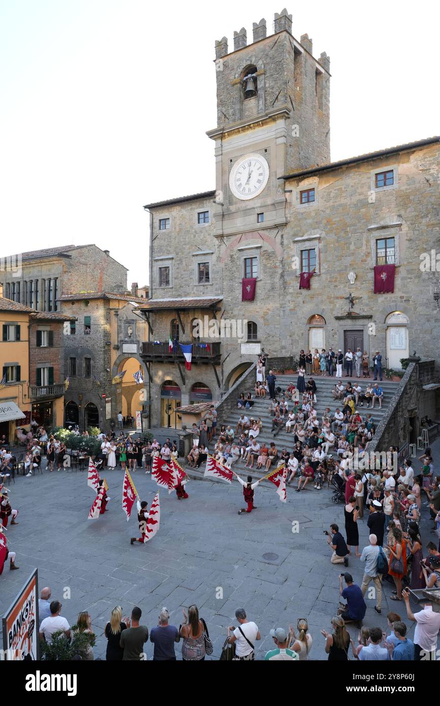 Fahnenwerfer auf dem Hauptplatz in Cortona, Italien. Der Archidado Joust geht auf das Mittelalter zurück. Stockfoto