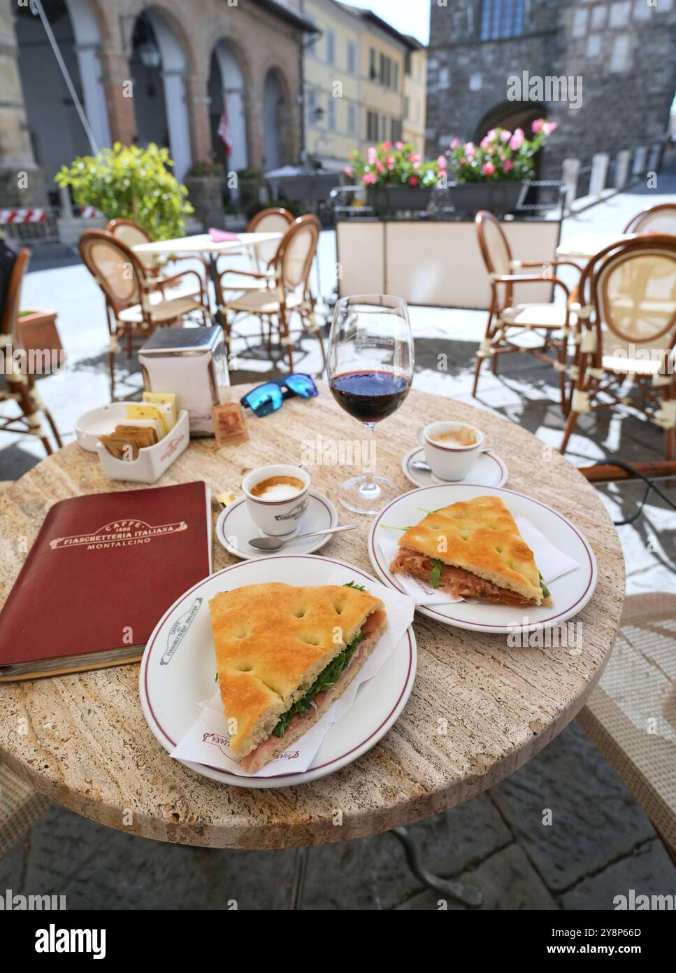 Zwei Prosciutto-Sandwiches in einem Café im Freien in Montalcino, Toskana, Italien. Nahaufnahme ohne Leute. Stockfoto