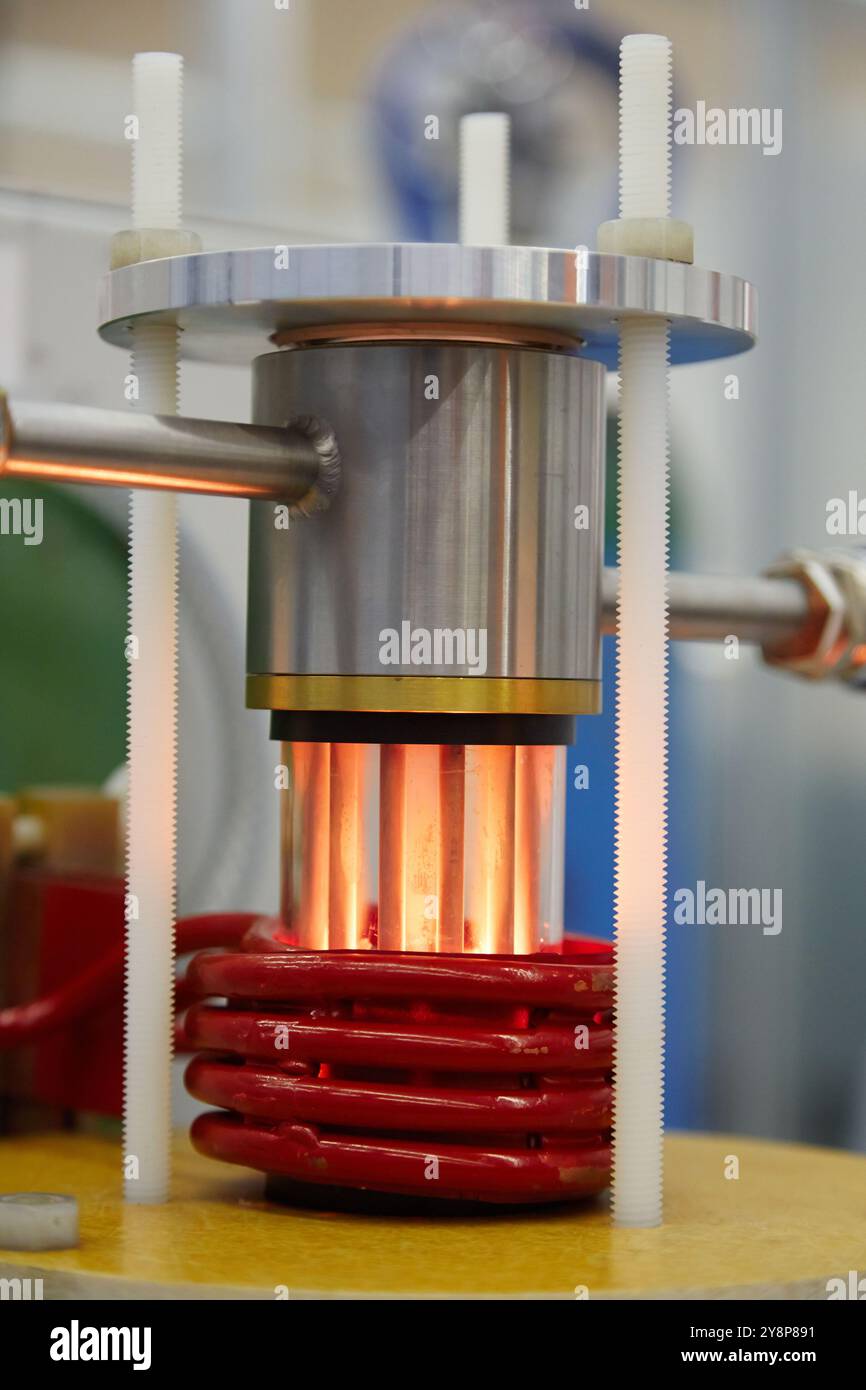 Vakuum-Levitation-Ausrüstung, unterstützt durch einen Induktionsofen, umfasst die Vakuum-Levitation-Ausrüstung 100-1000 g einen Tiegel, in Cu hergestellte und mit Wasser gekühlte Spule und Form dieses Vakuumsystem ist mit Argon gefüllt und verfügt über eine Gießereischwebeneinrichtung im Tiegel. seine Eigenschaften ermöglichen es, jede Kontaminationsquelle zu vermeiden die Stahlbauausrüstung wird in den Bereichen Nanotechnologien eingesetzt Industrie, Tecnalia Forschung und Innovation, Technologie- und Forschungszentrum, Technologiepark Zamudio, Derio, Bizkaia, Baskenland, Spanien. Stockfoto