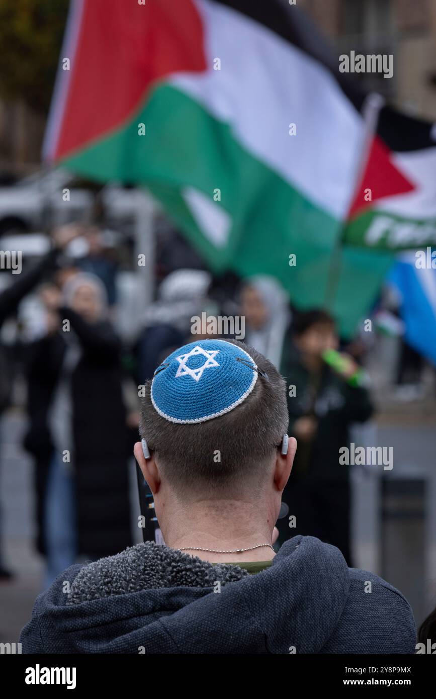 Glasgow, Schottland, 6. Oktober 2024. Bring them Home Now Schottland (BTHNS) und Glasgow Friends of Israel (GFI) gedenken des ersten Jahrestages des Gaza-Krieges, eines Konflikts, der das Leben zahlreicher Israelis und Palästinenser tief getroffen hat, denen am 6. Oktober 2024 eine Gegendemonstration von Pro-Palästina- und Pro-Libanon-Anhängern in Glasgow (Schottland) gegenübersteht. Foto: Jeremy Sutton-Hibbert/ Alamy Live News. Stockfoto