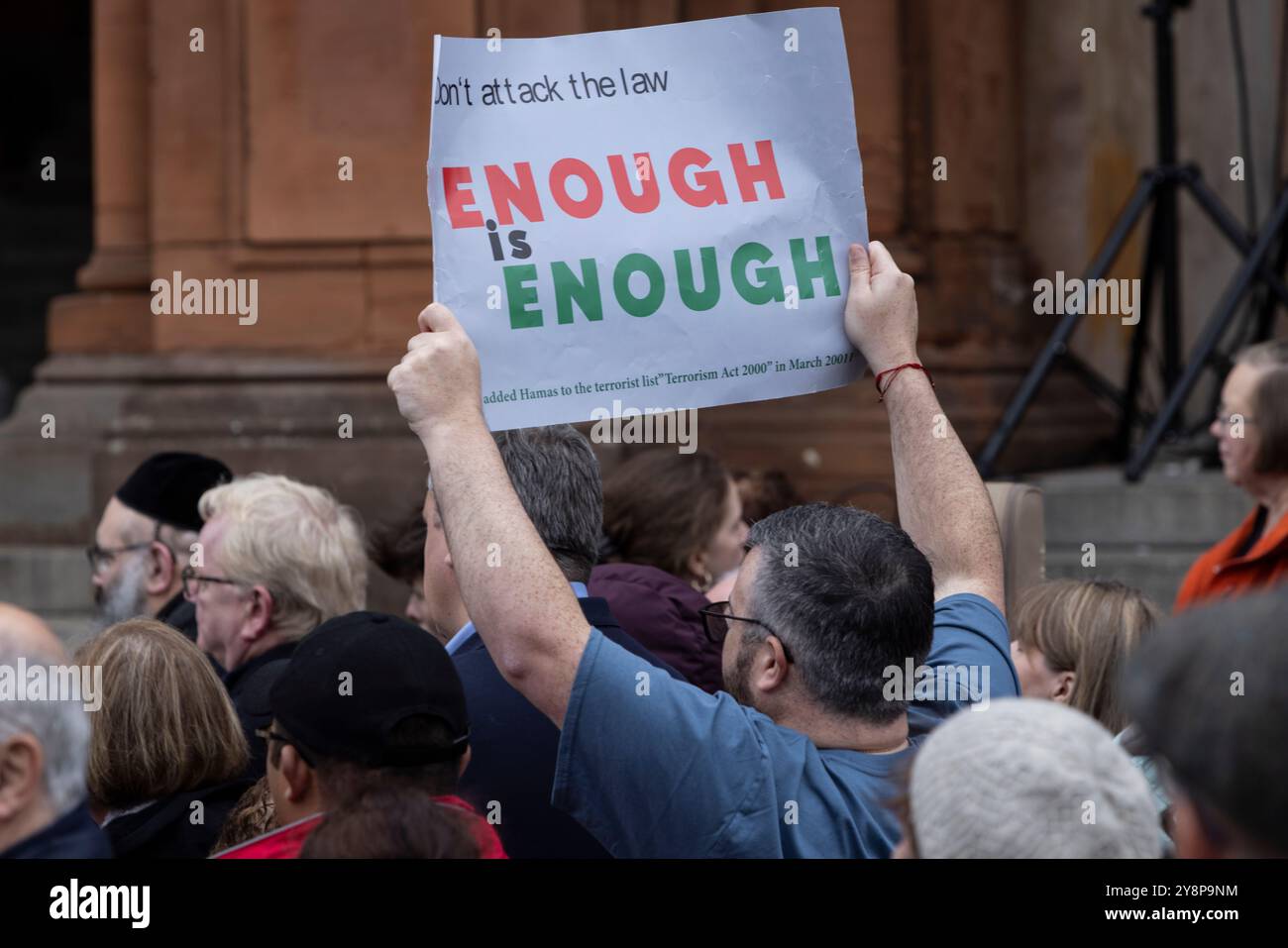 Glasgow, Schottland, 6. Oktober 2024. Bring them Home Now Schottland (BTHNS) und Glasgow Friends of Israel (GFI) gedenken des ersten Jahrestages des Gaza-Krieges, eines Konflikts, der das Leben zahlreicher Israelis und Palästinenser tief getroffen hat, denen am 6. Oktober 2024 eine Gegendemonstration von Pro-Palästina- und Pro-Libanon-Anhängern in Glasgow (Schottland) gegenübersteht. Foto: Jeremy Sutton-Hibbert/ Alamy Live News. Stockfoto