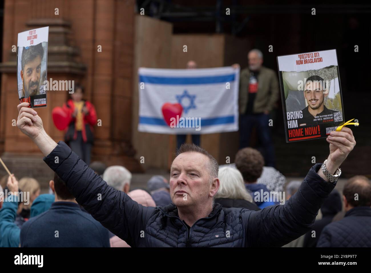 Glasgow, Schottland, 6. Oktober 2024. Bring them Home Now Schottland (BTHNS) und Glasgow Friends of Israel (GFI) gedenken des ersten Jahrestages des Gaza-Krieges, eines Konflikts, der das Leben zahlreicher Israelis und Palästinenser tief getroffen hat, denen am 6. Oktober 2024 eine Gegendemonstration von Pro-Palästina- und Pro-Libanon-Anhängern in Glasgow (Schottland) gegenübersteht. Foto: Jeremy Sutton-Hibbert/ Alamy Live News. Stockfoto