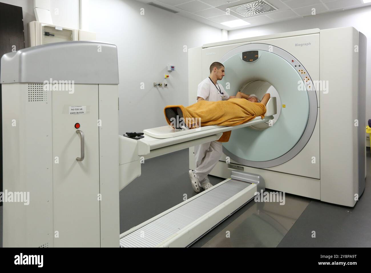 PET-CT Siemens Biograph, kombinierte Apparatur für Positronen-Emissions-Tomographie PET und Röntgen-Computertomographie CT, Nuklearmedizin, Onkologikoa Hospital, Oncology Institute, Case Center for Prevention, Diagnostics and treatment of Cancer, Donostia, San Sebastian, Gipuzkoa, Baskenland, Spanien. Stockfoto