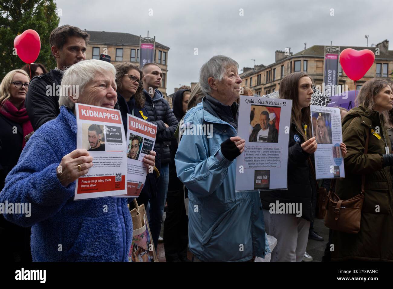 Glasgow, Schottland, 6. Oktober 2024. Bring them Home Now Schottland (BTHNS) und Glasgow Friends of Israel (GFI) gedenken des ersten Jahrestages des Gaza-Krieges, eines Konflikts, der das Leben zahlreicher Israelis und Palästinenser tief getroffen hat, denen am 6. Oktober 2024 eine Gegendemonstration von Pro-Palästina- und Pro-Libanon-Anhängern in Glasgow (Schottland) gegenübersteht. Foto: Jeremy Sutton-Hibbert/ Alamy Live News. Stockfoto