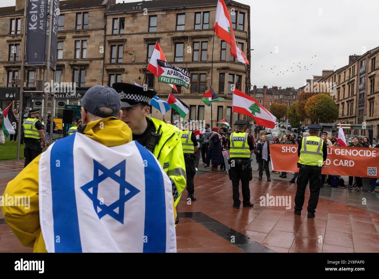 Glasgow, Schottland, 6. Oktober 2024. Bring them Home Now Schottland (BTHNS) und Glasgow Friends of Israel (GFI) gedenken des ersten Jahrestages des Gaza-Krieges, eines Konflikts, der das Leben zahlreicher Israelis und Palästinenser tief getroffen hat, denen am 6. Oktober 2024 eine Gegendemonstration von Pro-Palästina- und Pro-Libanon-Anhängern in Glasgow (Schottland) gegenübersteht. Foto: Jeremy Sutton-Hibbert/ Alamy Live News. Stockfoto
