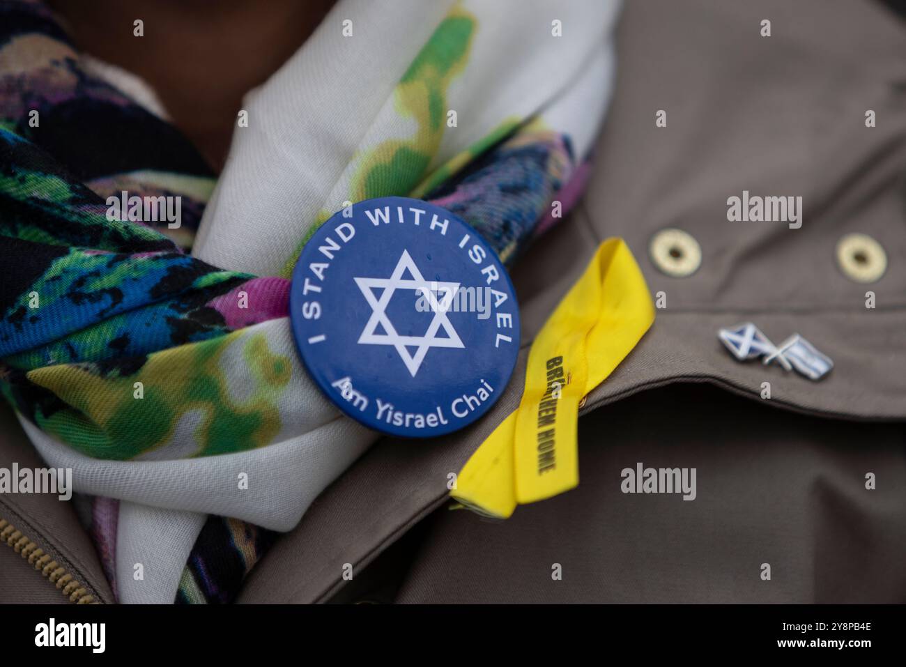 Glasgow, Schottland, 6. Oktober 2024. Bring them Home Now Schottland (BTHNS) und Glasgow Friends of Israel (GFI) gedenken des ersten Jahrestages des Gaza-Krieges, eines Konflikts, der das Leben zahlreicher Israelis und Palästinenser tief getroffen hat, denen am 6. Oktober 2024 eine Gegendemonstration von Pro-Palästina- und Pro-Libanon-Anhängern in Glasgow (Schottland) gegenübersteht. Foto: Jeremy Sutton-Hibbert/ Alamy Live News. Stockfoto