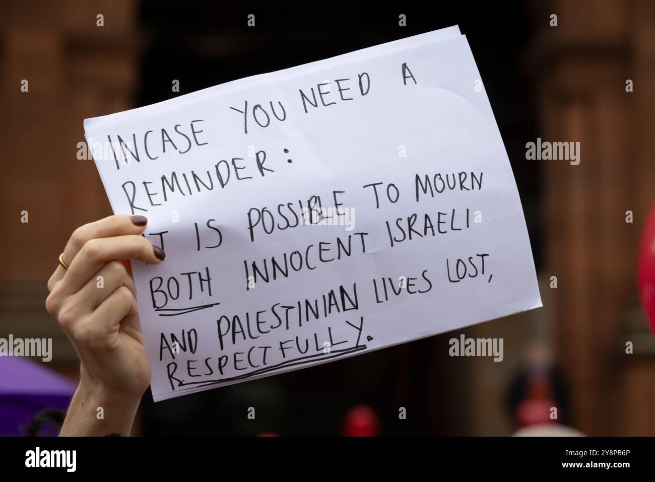 Glasgow, Schottland, 6. Oktober 2024. Bring them Home Now Schottland (BTHNS) und Glasgow Friends of Israel (GFI) gedenken des ersten Jahrestages des Gaza-Krieges, eines Konflikts, der das Leben zahlreicher Israelis und Palästinenser tief getroffen hat, denen am 6. Oktober 2024 eine Gegendemonstration von Pro-Palästina- und Pro-Libanon-Anhängern in Glasgow (Schottland) gegenübersteht. Foto: Jeremy Sutton-Hibbert/ Alamy Live News. Stockfoto