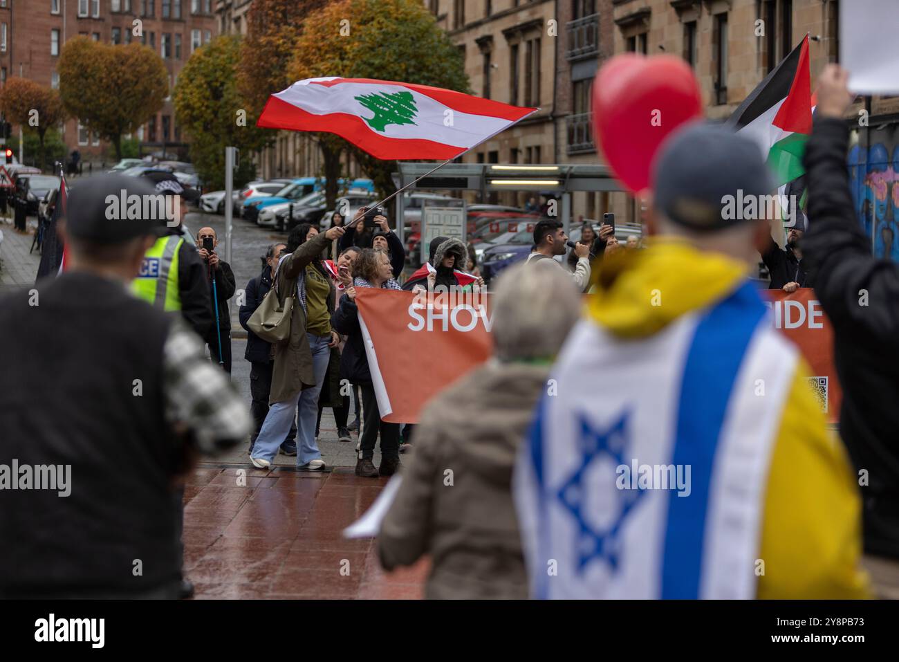 Glasgow, Schottland, 6. Oktober 2024. Bring them Home Now Schottland (BTHNS) und Glasgow Friends of Israel (GFI) gedenken des ersten Jahrestages des Gaza-Krieges, eines Konflikts, der das Leben zahlreicher Israelis und Palästinenser tief getroffen hat, denen am 6. Oktober 2024 eine Gegendemonstration von Pro-Palästina- und Pro-Libanon-Anhängern in Glasgow (Schottland) gegenübersteht. Foto: Jeremy Sutton-Hibbert/ Alamy Live News. Stockfoto