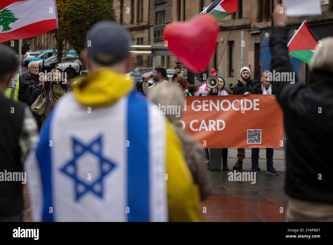 Glasgow, Schottland, 6. Oktober 2024. Bring them Home Now Schottland (BTHNS) und Glasgow Friends of Israel (GFI) gedenken des ersten Jahrestages des Gaza-Krieges, eines Konflikts, der das Leben zahlreicher Israelis und Palästinenser tief getroffen hat, denen am 6. Oktober 2024 eine Gegendemonstration von Pro-Palästina- und Pro-Libanon-Anhängern in Glasgow (Schottland) gegenübersteht. Foto: Jeremy Sutton-Hibbert/ Alamy Live News. Stockfoto