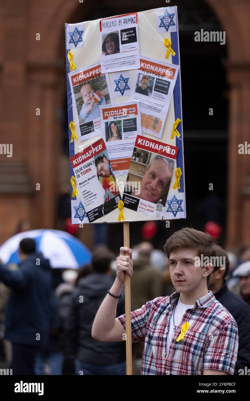 Glasgow, Schottland, 6. Oktober 2024. Bring them Home Now Schottland (BTHNS) und Glasgow Friends of Israel (GFI) gedenken des ersten Jahrestages des Gaza-Krieges, eines Konflikts, der das Leben zahlreicher Israelis und Palästinenser tief getroffen hat, denen am 6. Oktober 2024 eine Gegendemonstration von Pro-Palästina- und Pro-Libanon-Anhängern in Glasgow (Schottland) gegenübersteht. Foto: Jeremy Sutton-Hibbert/ Alamy Live News. Stockfoto