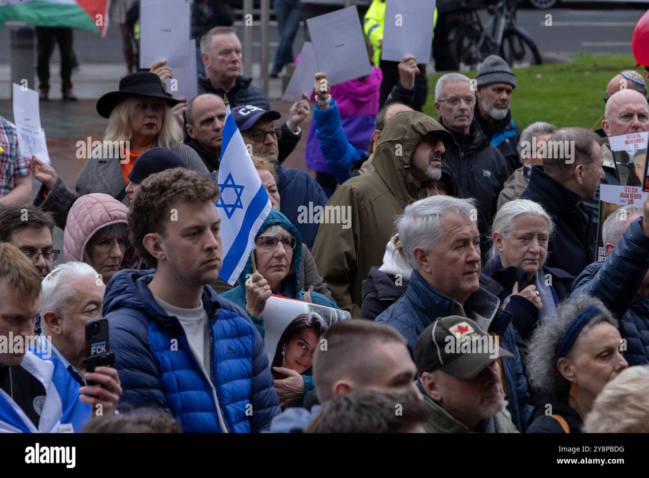 Glasgow, Schottland, 6. Oktober 2024. Bring them Home Now Schottland (BTHNS) und Glasgow Friends of Israel (GFI) gedenken des ersten Jahrestages des Gaza-Krieges, eines Konflikts, der das Leben zahlreicher Israelis und Palästinenser tief getroffen hat, denen am 6. Oktober 2024 eine Gegendemonstration von Pro-Palästina- und Pro-Libanon-Anhängern in Glasgow (Schottland) gegenübersteht. Foto: Jeremy Sutton-Hibbert/ Alamy Live News. Stockfoto