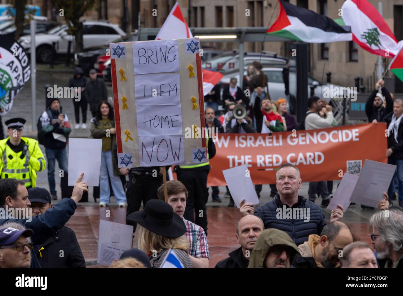 Glasgow, Schottland, 6. Oktober 2024. Bring them Home Now Schottland (BTHNS) und Glasgow Friends of Israel (GFI) gedenken des ersten Jahrestages des Gaza-Krieges, eines Konflikts, der das Leben zahlreicher Israelis und Palästinenser tief getroffen hat, denen am 6. Oktober 2024 eine Gegendemonstration von Pro-Palästina- und Pro-Libanon-Anhängern in Glasgow (Schottland) gegenübersteht. Foto: Jeremy Sutton-Hibbert/ Alamy Live News. Stockfoto