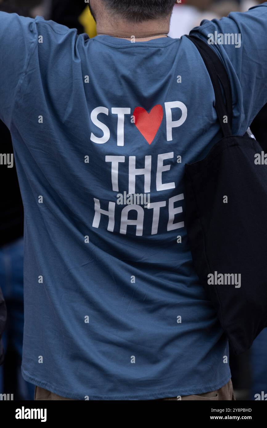 Glasgow, Schottland, 6. Oktober 2024. Bring them Home Now Schottland (BTHNS) und Glasgow Friends of Israel (GFI) gedenken des ersten Jahrestages des Gaza-Krieges, eines Konflikts, der das Leben zahlreicher Israelis und Palästinenser tief getroffen hat, denen am 6. Oktober 2024 eine Gegendemonstration von Pro-Palästina- und Pro-Libanon-Anhängern in Glasgow (Schottland) gegenübersteht. Foto: Jeremy Sutton-Hibbert/ Alamy Live News. Stockfoto