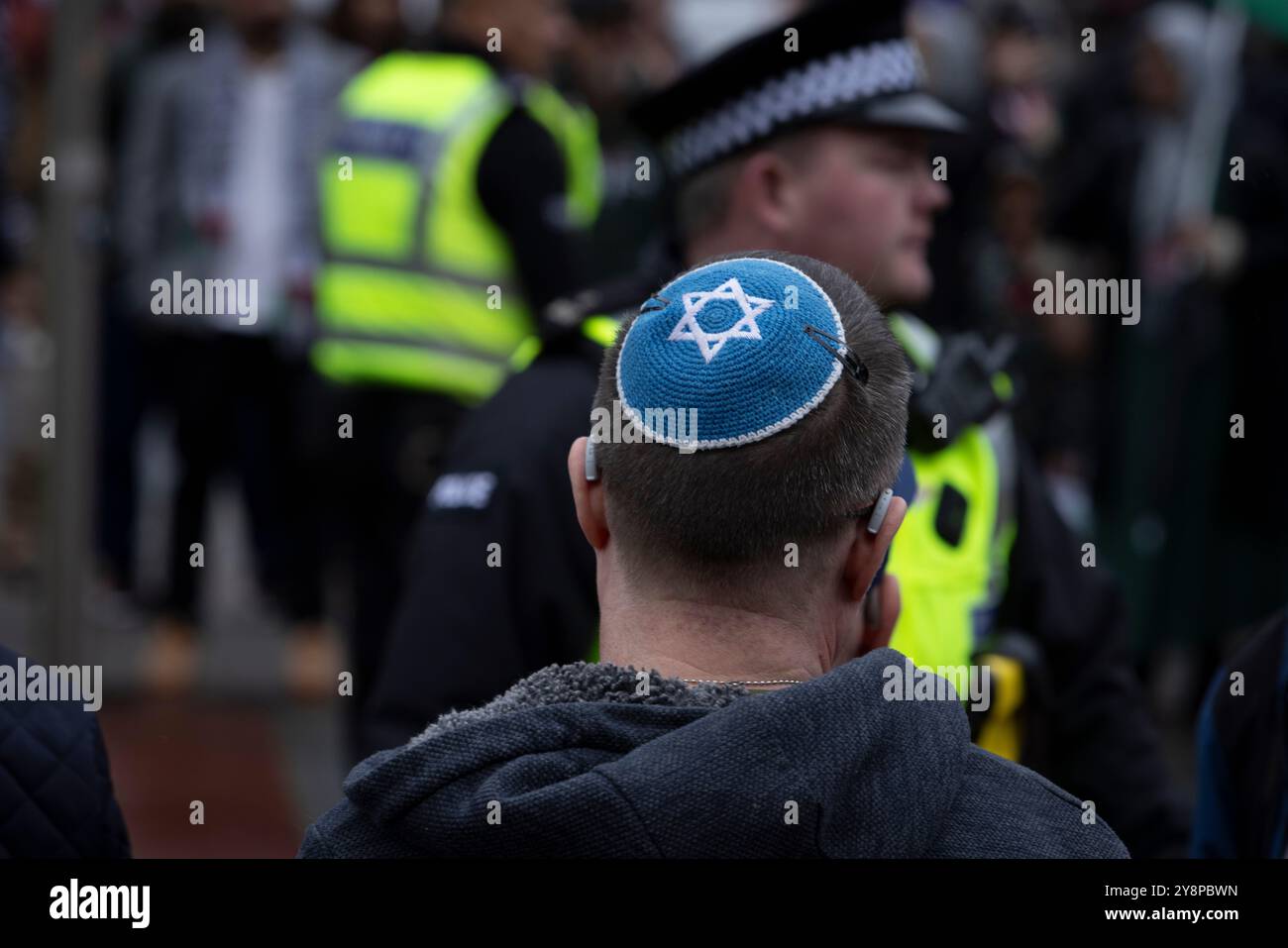 Glasgow, Schottland, 6. Oktober 2024. Bring them Home Now Schottland (BTHNS) und Glasgow Friends of Israel (GFI) gedenken des ersten Jahrestages des Gaza-Krieges, eines Konflikts, der das Leben zahlreicher Israelis und Palästinenser tief getroffen hat, denen am 6. Oktober 2024 eine Gegendemonstration von Pro-Palästina- und Pro-Libanon-Anhängern in Glasgow (Schottland) gegenübersteht. Foto: Jeremy Sutton-Hibbert/ Alamy Live News. Stockfoto