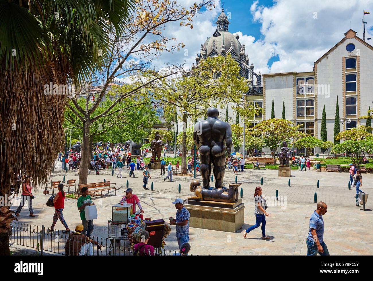 'Hombre caminante', Skulptur von Fernando Botero, Palacio de la Cultura Rafael Uribe, Plaza Fernando Botero, Medellin, Antioquia, Kolumbien, Südamerika. Stockfoto