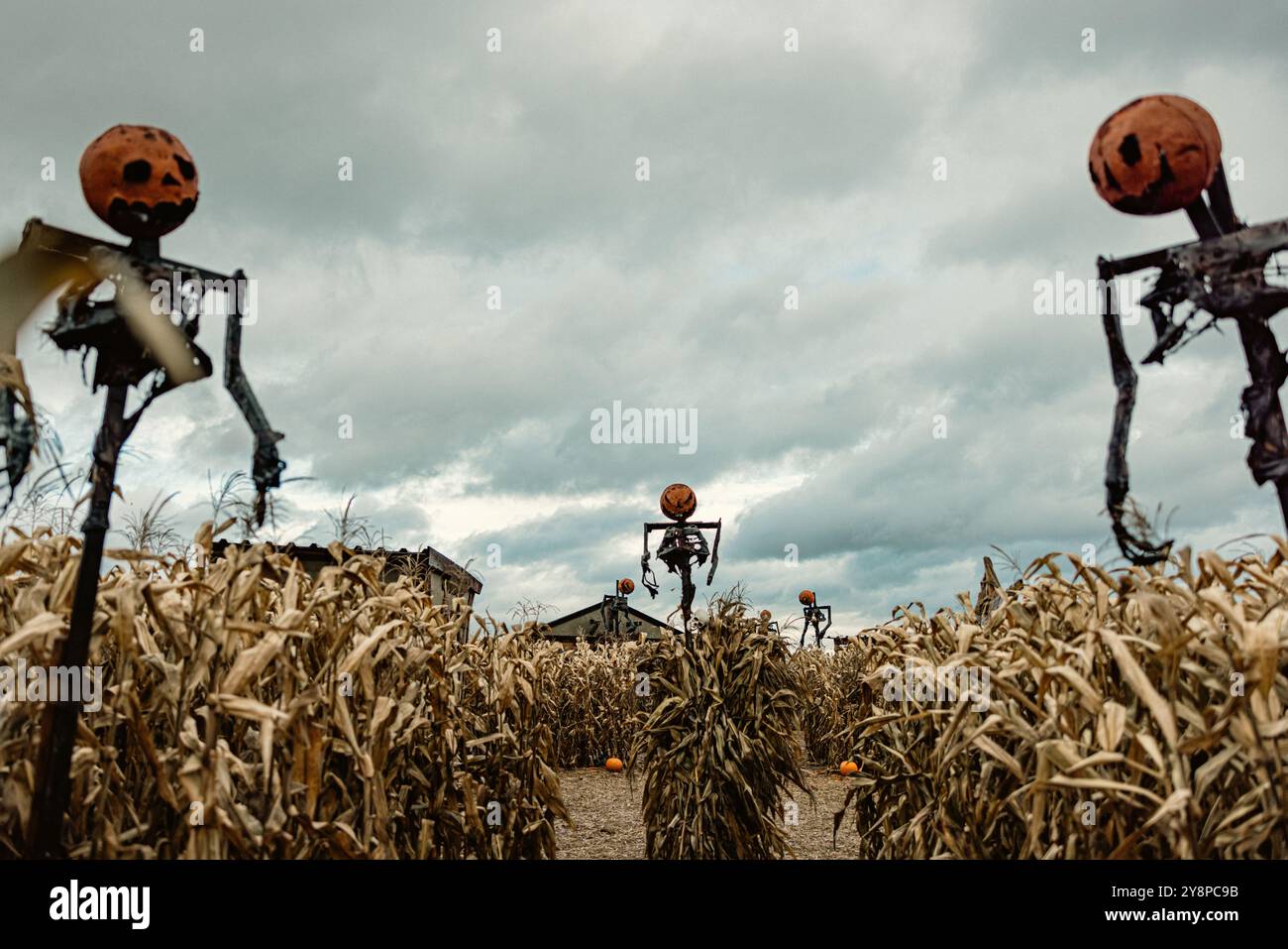 Oktober 2022/23, Frankfurt, Deutschland, Schauspieler in Monster- und Horrorkostümen treten in einem Horrorlabyrinth auf, um Halloween zu feiern. Stockfoto