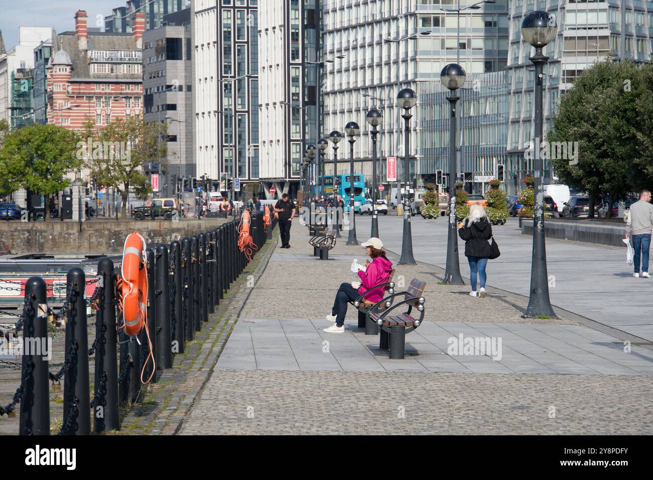 Menschen auf einem Gehweg im Stadtzentrum von Liverpool, Großbritannien Stockfoto