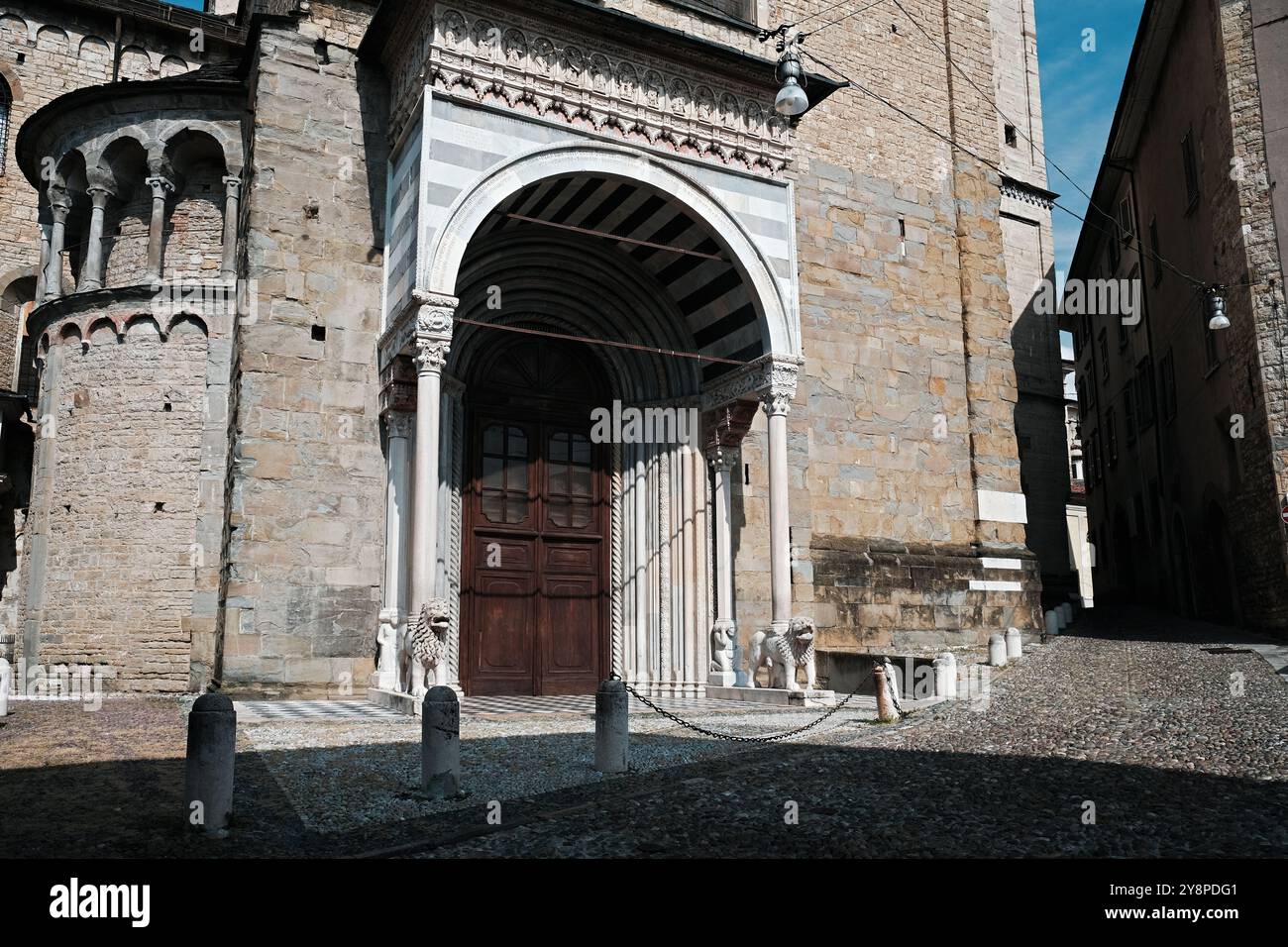 Veranda der weißen Löwen, südlicher Prothyrum der Basilika Santa Maria Maggiore, Kirche in Citta Alta, Piazza del Duomo, Bergamo, Italien Stockfoto