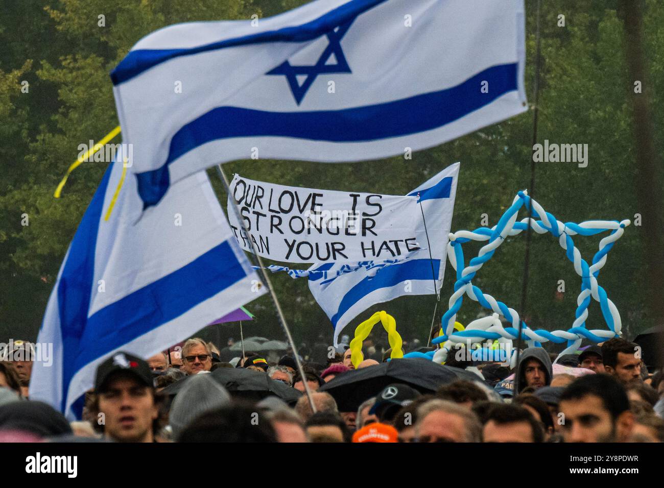 London, Großbritannien. Oktober 2024. Unsere Liebe ist stärker als dein Hassbanner. Wir erinnern uns an den 7. Oktober 2023, eine gemeinsame Gedenkveranstaltung am Reformerbaum im Hyde Park, um an die Toten und Gefangenen des Hamas-Angriffs auf Israel zu denken. Organisiert vom Board of Deputies of British Jews, dem Jewish Leadership council und vielen anderen pro-jüdischen und pro-israelischen Gruppen. Guy Bell/Alamy Live News Stockfoto