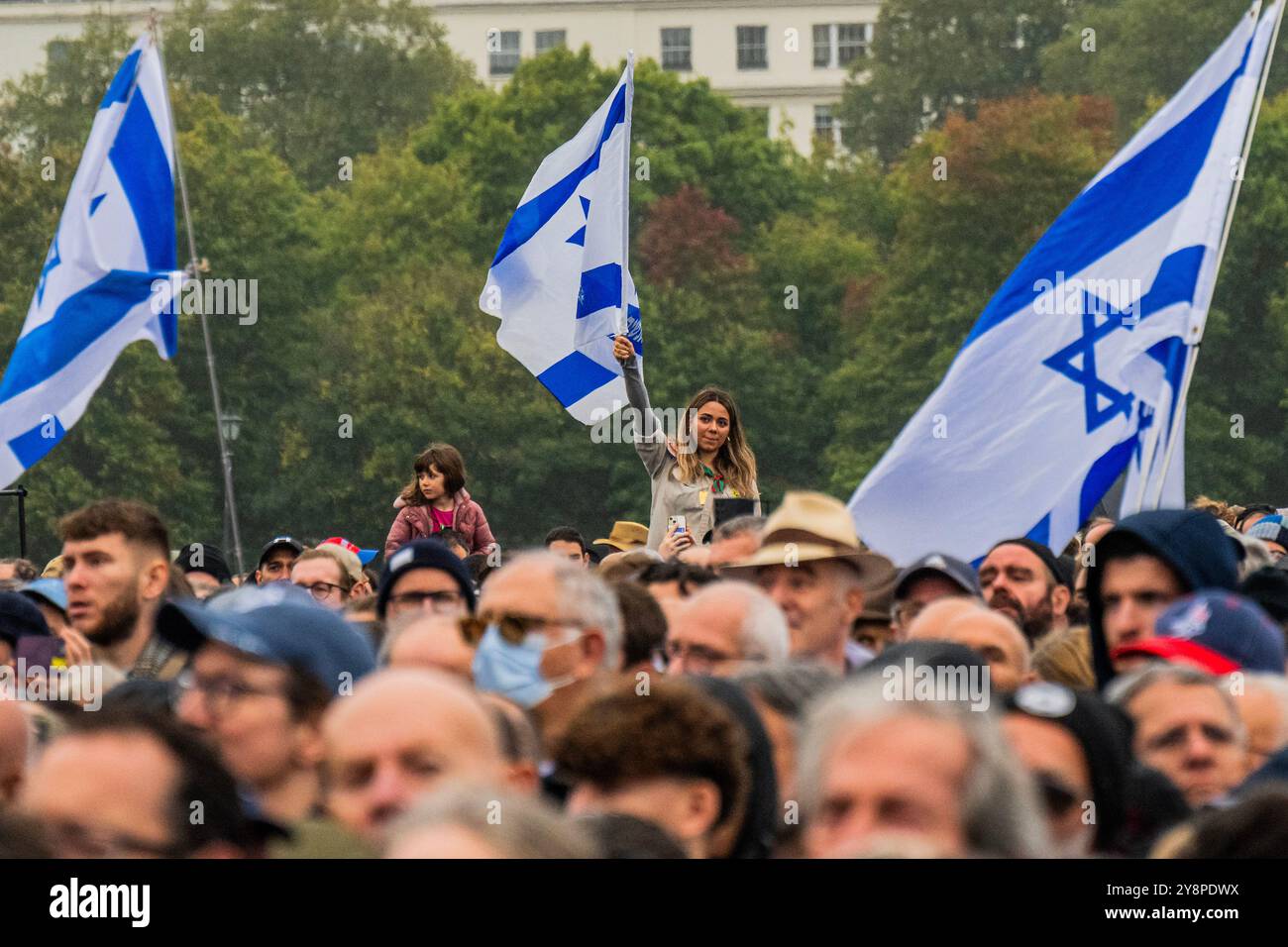 London, Großbritannien. Oktober 2024. Zum Gedenken an den 7. Oktober 2023, eine gemeinschaftliche Gedenkveranstaltung am Reformerbaum im Hyde Park, zum Gedenken an die Toten und Gefangenen des Hamas-Angriffs auf Israel. Organisiert vom Board of Deputies of British Jews, dem Jewish Leadership council und vielen anderen pro-jüdischen und pro-israelischen Gruppen. Guy Bell/Alamy Live News Stockfoto