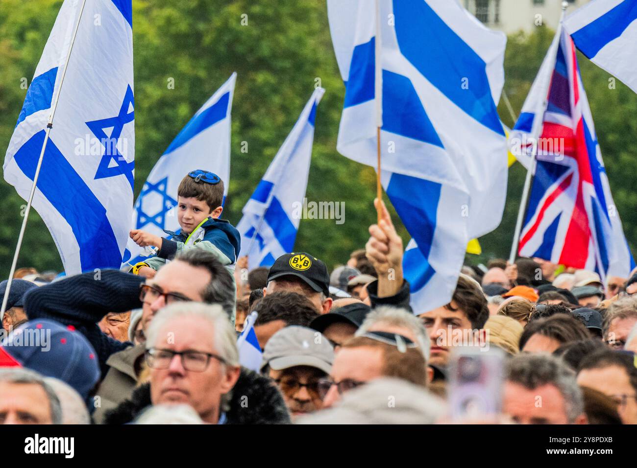 London, Großbritannien. Oktober 2024. Zum Gedenken an den 7. Oktober 2023, eine gemeinschaftliche Gedenkveranstaltung am Reformerbaum im Hyde Park, zum Gedenken an die Toten und Gefangenen des Hamas-Angriffs auf Israel. Organisiert vom Board of Deputies of British Jews, dem Jewish Leadership council und vielen anderen pro-jüdischen und pro-israelischen Gruppen. Guy Bell/Alamy Live News Stockfoto