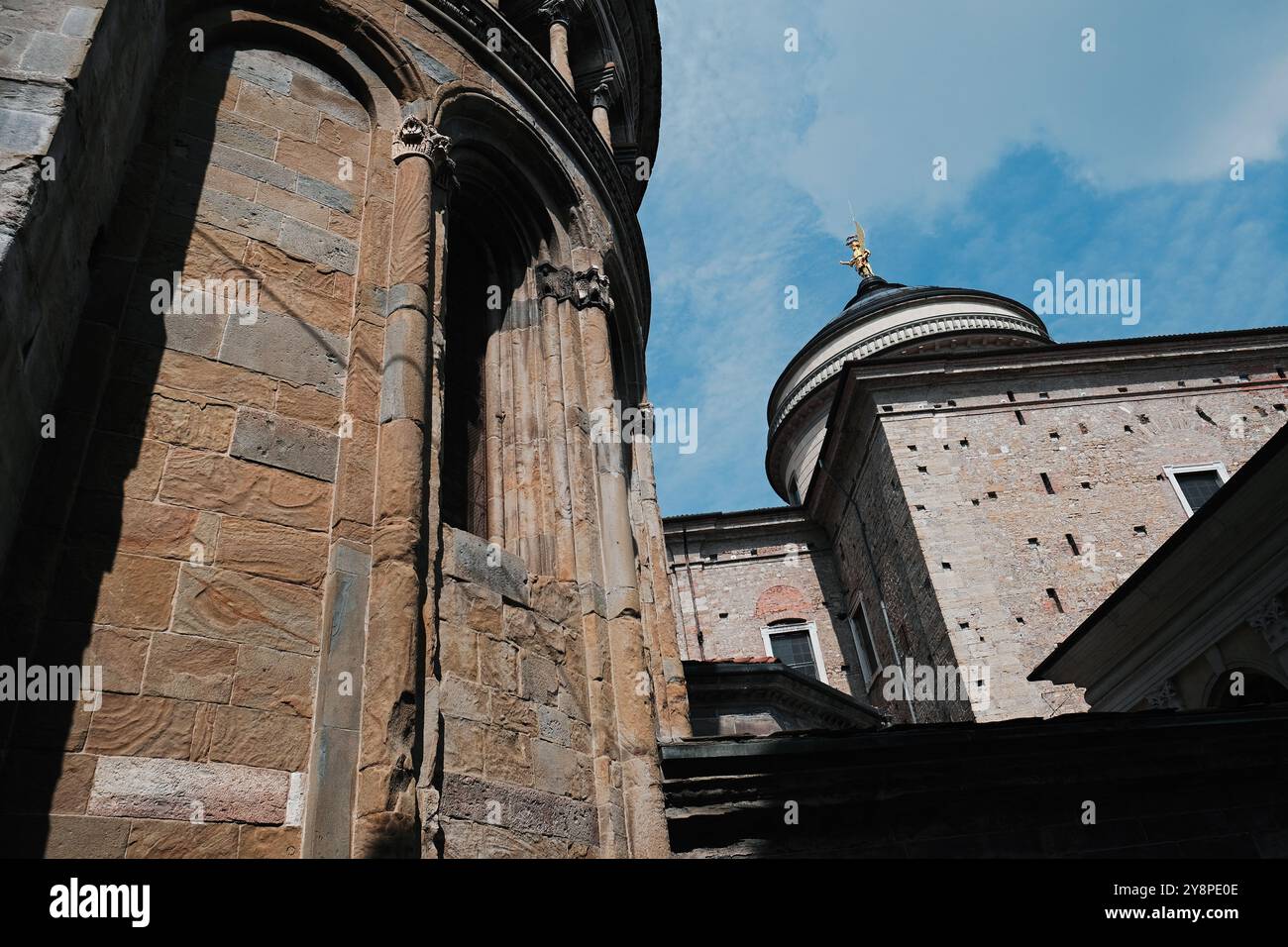 Südliches Prothyrum der Basilika Santa Maria Maggiore, Kirche in Bergamo Citta Alta, Piazza del Duomo der Oberstadt, Bergamo, Italien Stockfoto