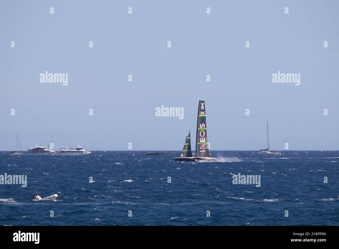 Barcelona, Spanien; 29. September 2024: INEOS Britannia segelt im Finale des America's Cup schnell auf dem Regatta-Feld und fliegt auf seitlichen Tragflügeln. Stockfoto