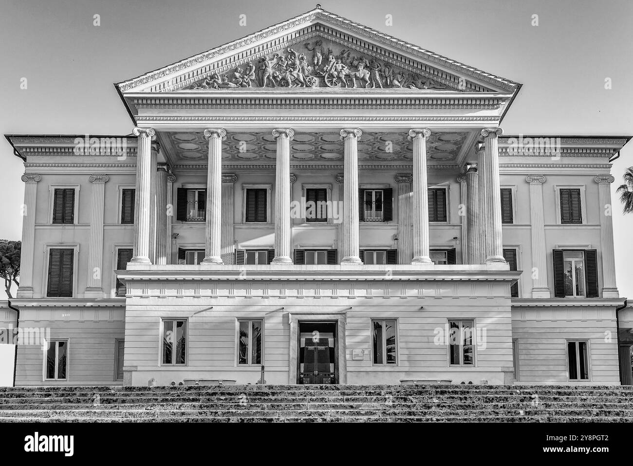 Fassade einer antiken klassischen Residenz in der Villa Torlonia, berühmter öffentlicher Park in Rom, Italien Stockfoto