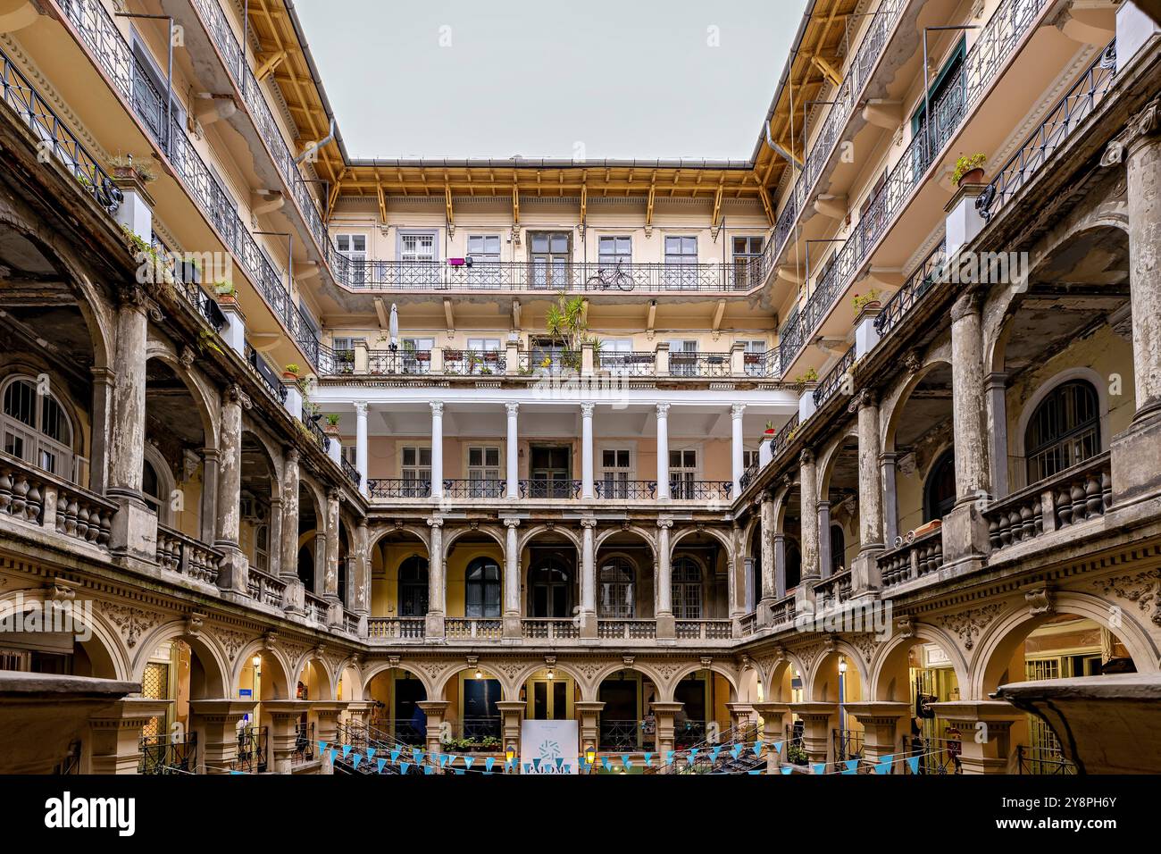 Das Paloma-Gebäude und der Hinterhof in Budapest Stockfoto
