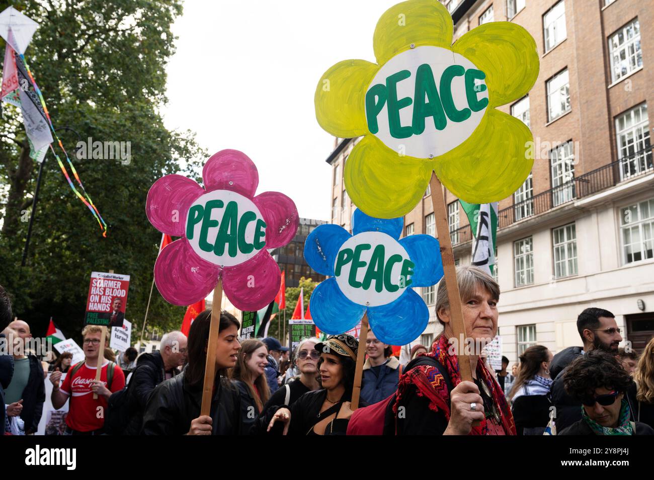 Am 5. Oktober 2024 marschierten Tausende von Menschen durch Zentral-London, um Palästina zu unterstützen, und forderten einen Waffenstillstand und das Ende der Bombardierung von GA Stockfoto