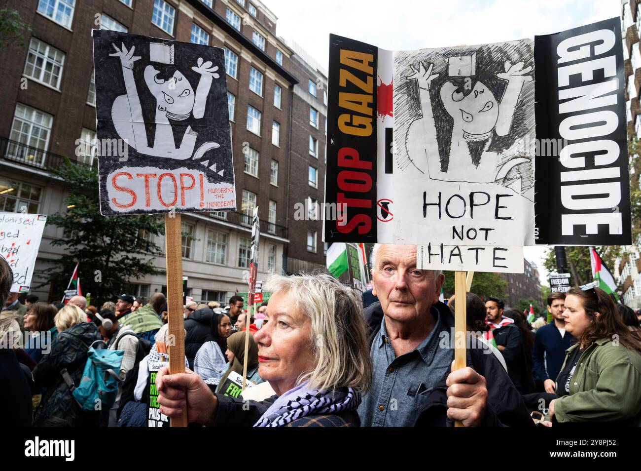 Am 5. Oktober 2024 marschierten Tausende von Menschen durch Zentral-London, um Palästina zu unterstützen, und forderten einen Waffenstillstand und das Ende der Bombardierung von GA Stockfoto