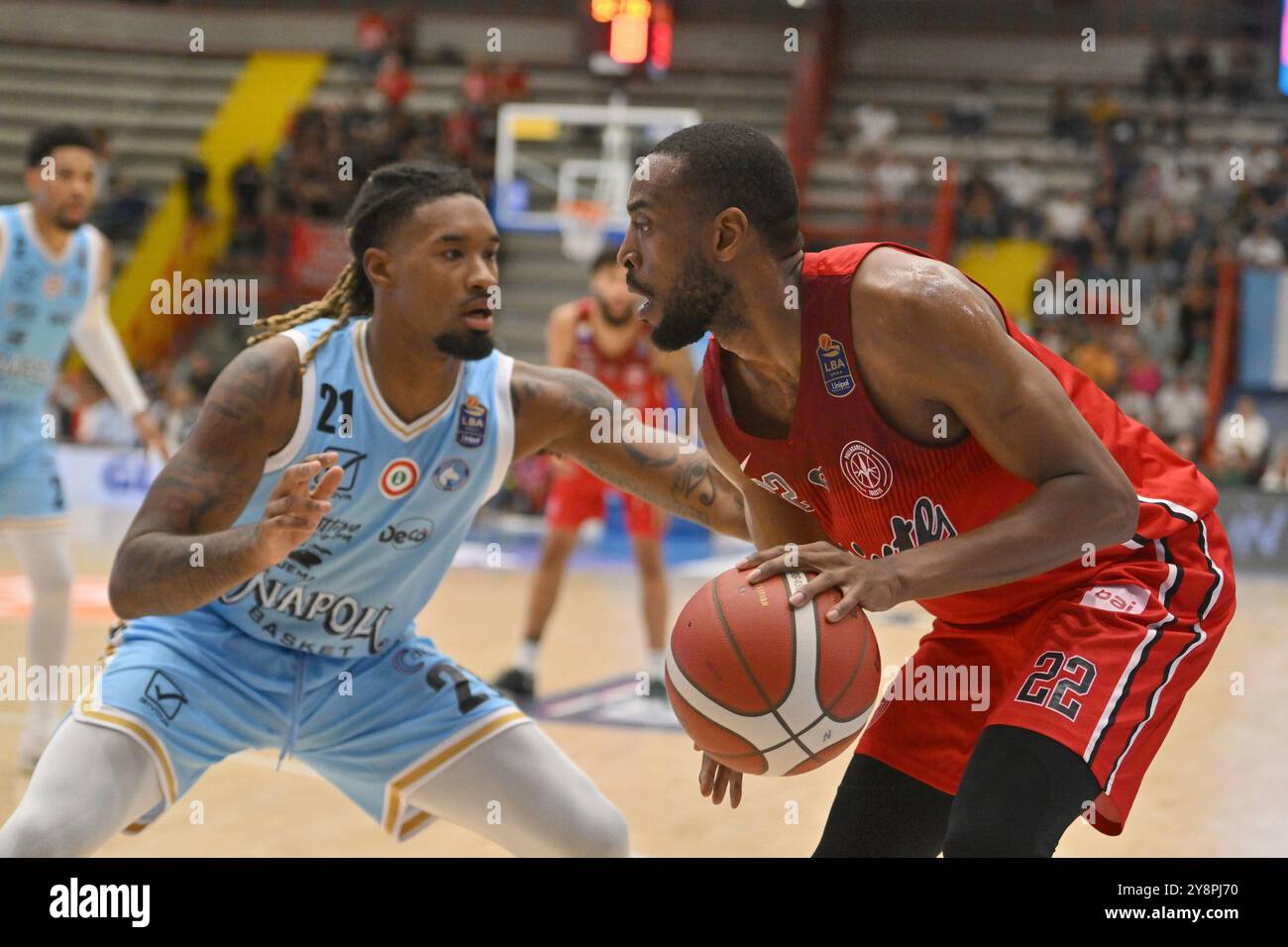 Markel Brown von Pallacanestro Trieste und Charles Manning Jr von NapoliBasket gegen Pallacanestro Trieste, italienische Basketball Serie A Spiel in Neapel, Italien, 06. Oktober 2024 Stockfoto