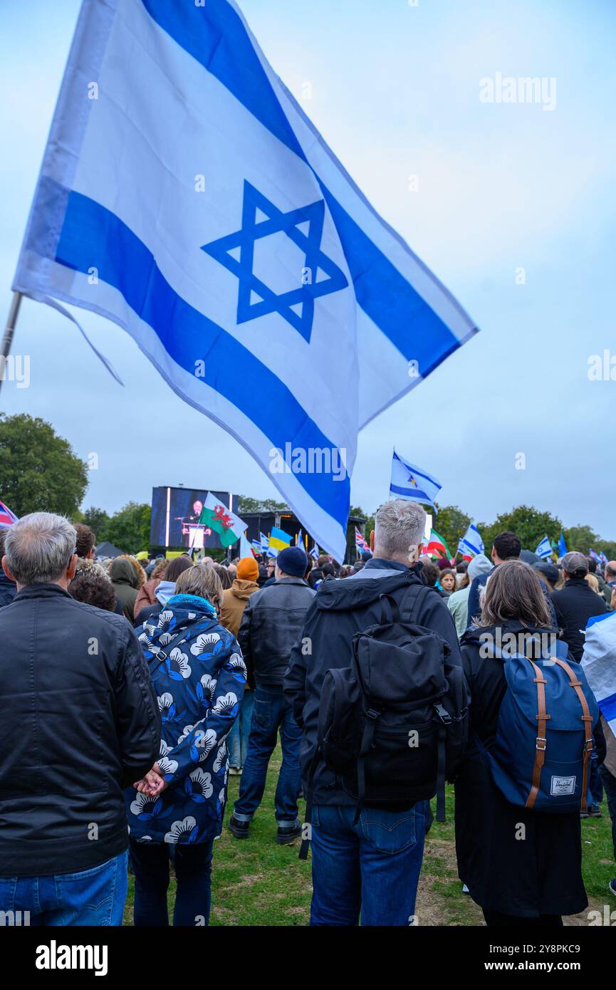 London, Großbritannien. Oktober 2024. Feindliche Palästinenser rufen Mitglieder der britischen jüdischen Gemeinde an, während sie sich im Hyde Park, London, Großbritannien, treffen, um den einjährigen Jahrestag der Ereignisse vom 7. Oktober zu feiern. Die britische jüdische Gemeinde bekundet ihre Solidarität mit Israel, um die Opfer zu betrauern und die Freilassung der noch immer in Gefangenschaft befindlichen Geiseln zu fordern. Palästinensische Unterstützer riefen "Freies Palästina" und schwenkten eine palästinensische Flagge auf die jüdische Gemeinde, die zurückschrie, da es immer mehr Gegensätze zwischen den beiden Gruppen gibt. Credit: Mary-Lu Bakker/Alamy Live News Stockfoto