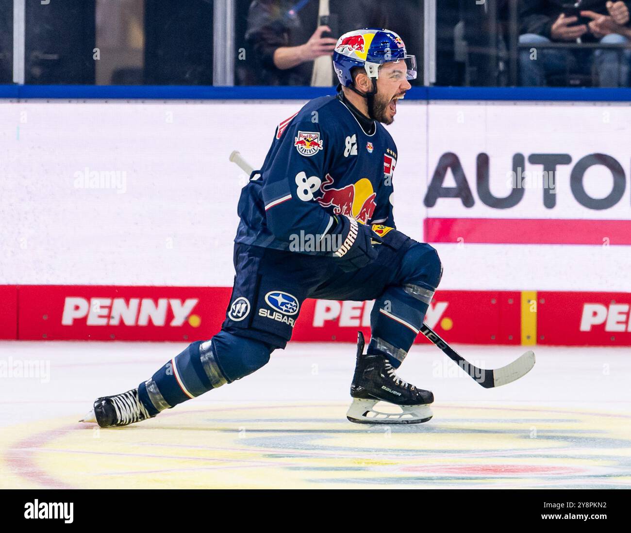 Chris DeSousa (EHC Red Bull Muenchen, #82) bejubelt sein Tor zum 2:3 - Anschluss. GER, EHC Red Bull Muenchen gegen Koelner Haie, Eishockey, DEL, 7. Spieltag, Saison 2024/2025, 06.10.2024. Foto: Eibner-Pressefoto/Franz Feiner Stockfoto