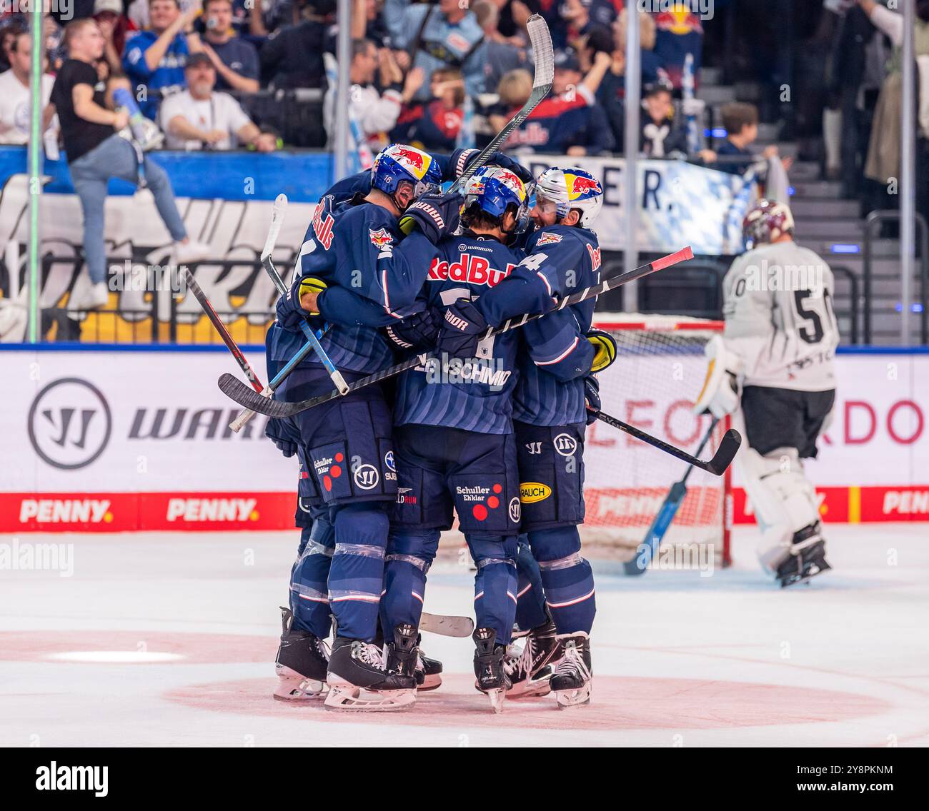 Die Münchner bejubeln mit Ben Smith (EHC Red Bull Muenchen, #12) dessen Tor zum 4:4 - Ausgleich. GER, EHC Red Bull Muenchen gegen Koelner Haie, Eishockey, DEL, 7. Spieltag, Saison 2024/2025, 06.10.2024. Foto: Eibner-Pressefoto/Franz Feiner Stockfoto