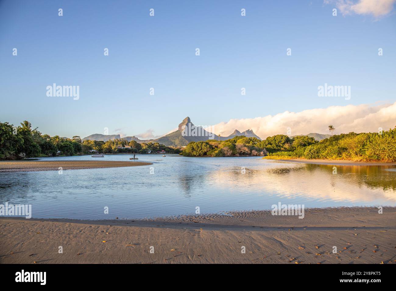 Eine Bucht an einem Fluss. Traumstrand im pastellfarbenen Sonnenuntergang auf einer Urlaubsinsel. Flacher Strand auf der Insel Mauritius, Tamarin Stockfoto