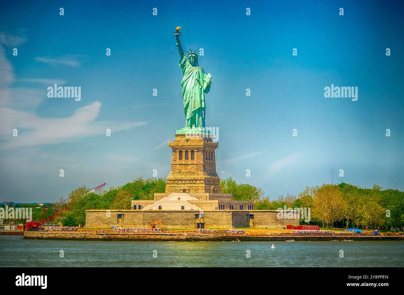 Die Freiheitsstatue, kolossale neoklassizistische Skulptur und ikonisches Wahrzeichen auf Liberty Island im New York Harbor, USA Stockfoto