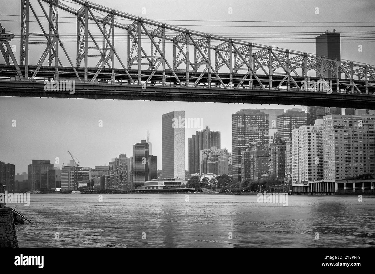 Queensboro Bridge mit dem Hauptquartier der Vereinten Nationen im Hintergrund, New York City, USA Stockfoto